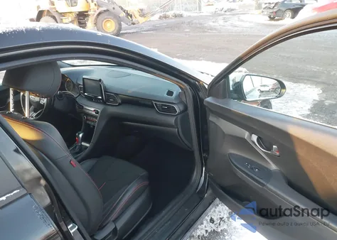 2020 Hyundai Veloster 2.0 Premium из США, поврежденный, VIN KMHTG6AFXLU026192